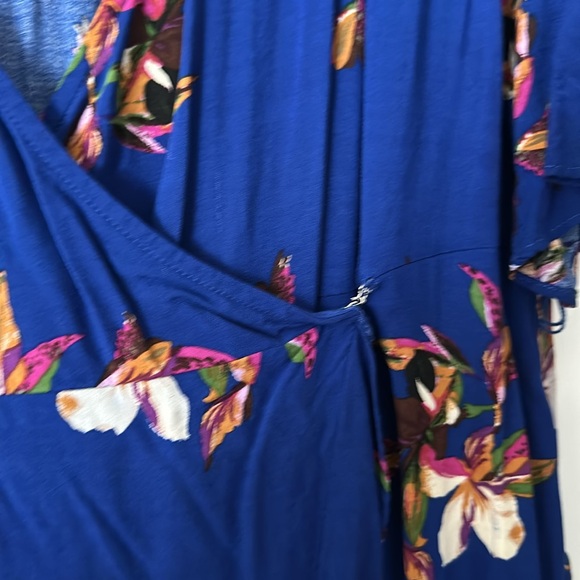 Urban Affair Blue Tropical Floral Wrap Dresss Flutter Sleeves and Ruffled Hem - Picture 4 of 6